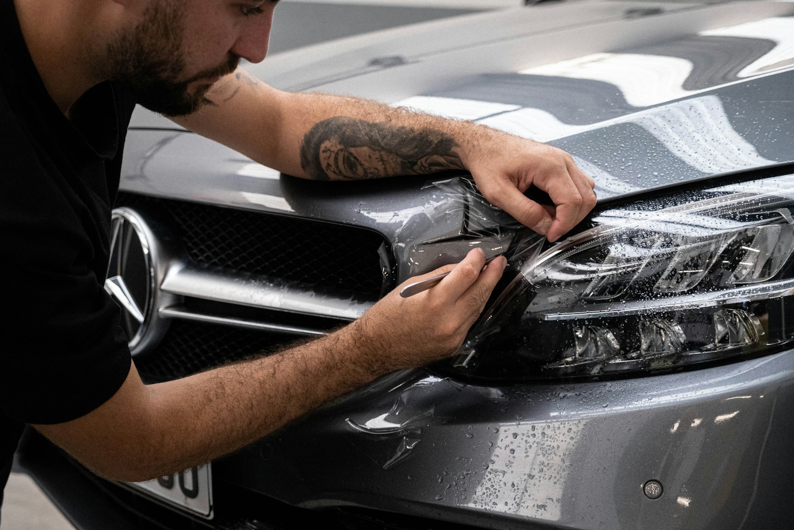 Technicien en finition sur l'optique d'une berline