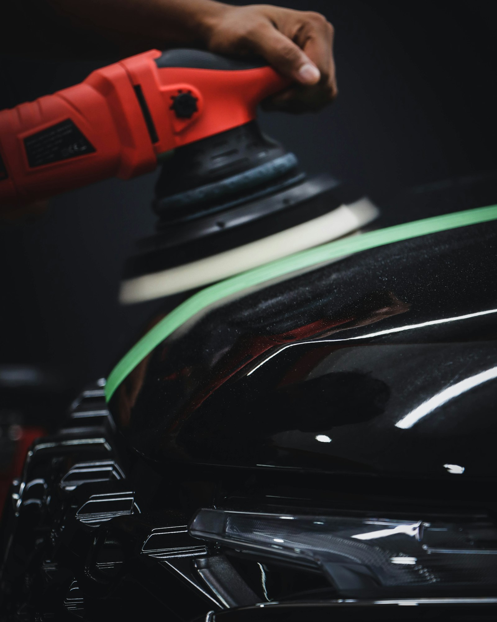 Polissage d'une carrosserie noire